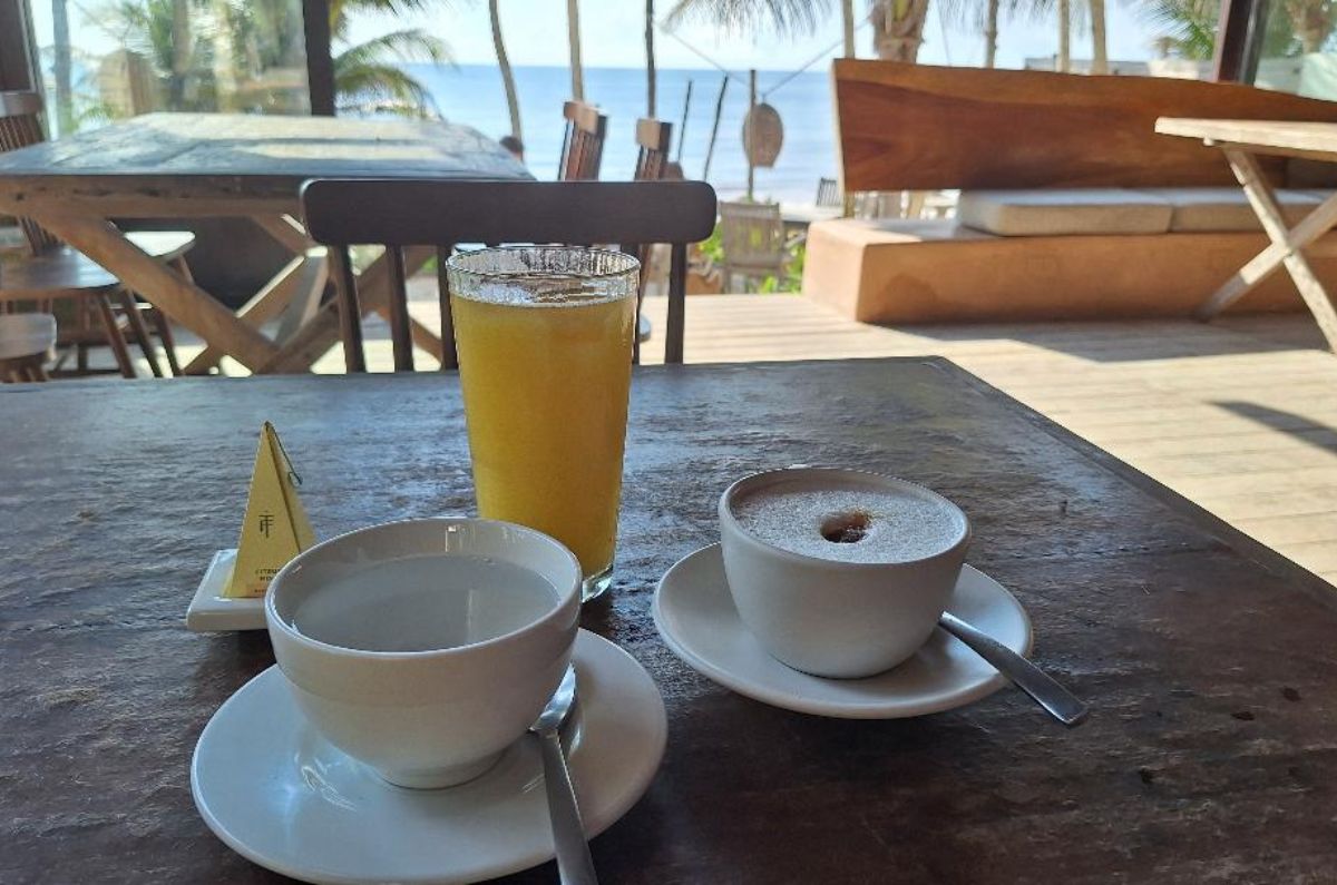 Desayuno: jugo de naranja, cappuccino y té en Piedra Escondida, foto de Miriam Carmo