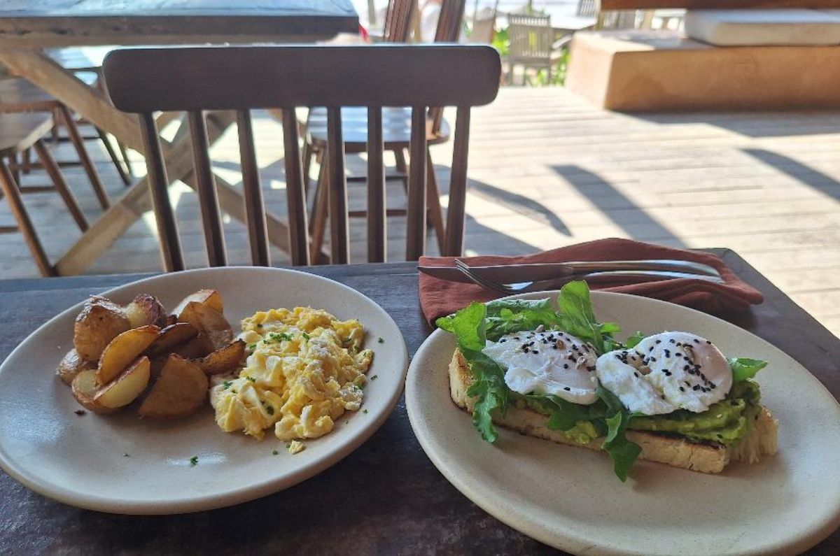 Desayuno: huevos al gusto y toast de aguacate con huevos estrellados, foto de Miriam Carmo
