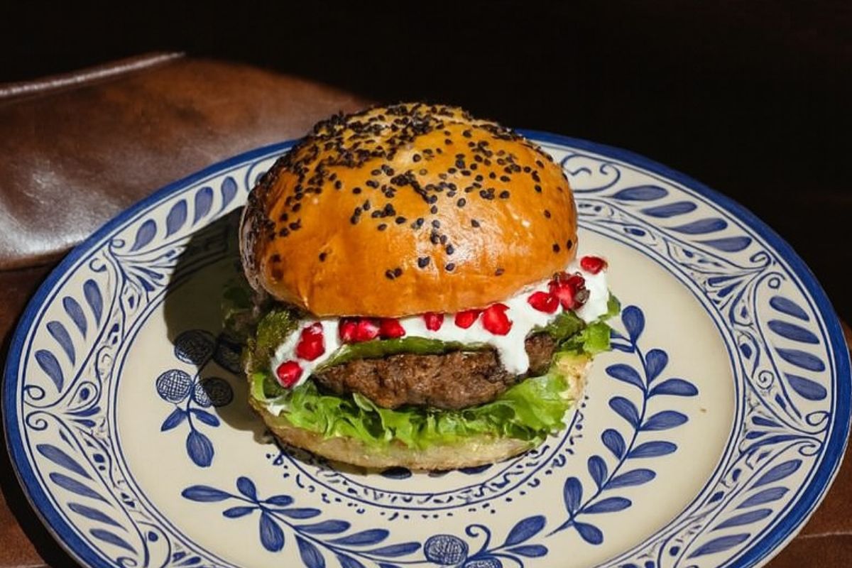 1. Hamburguesa de chile en nogada