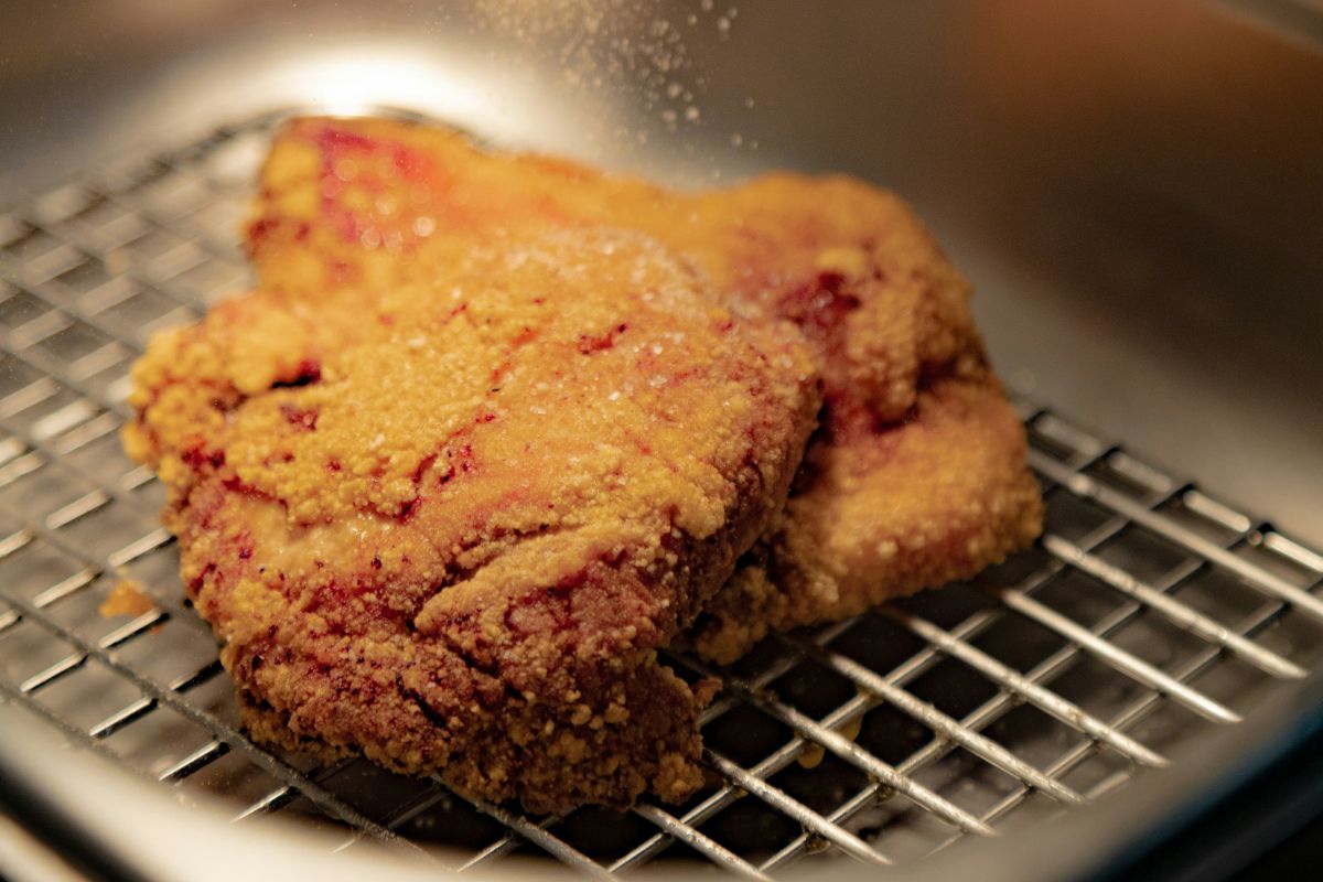 Pollo frito sazonado. Foto de Pexels.