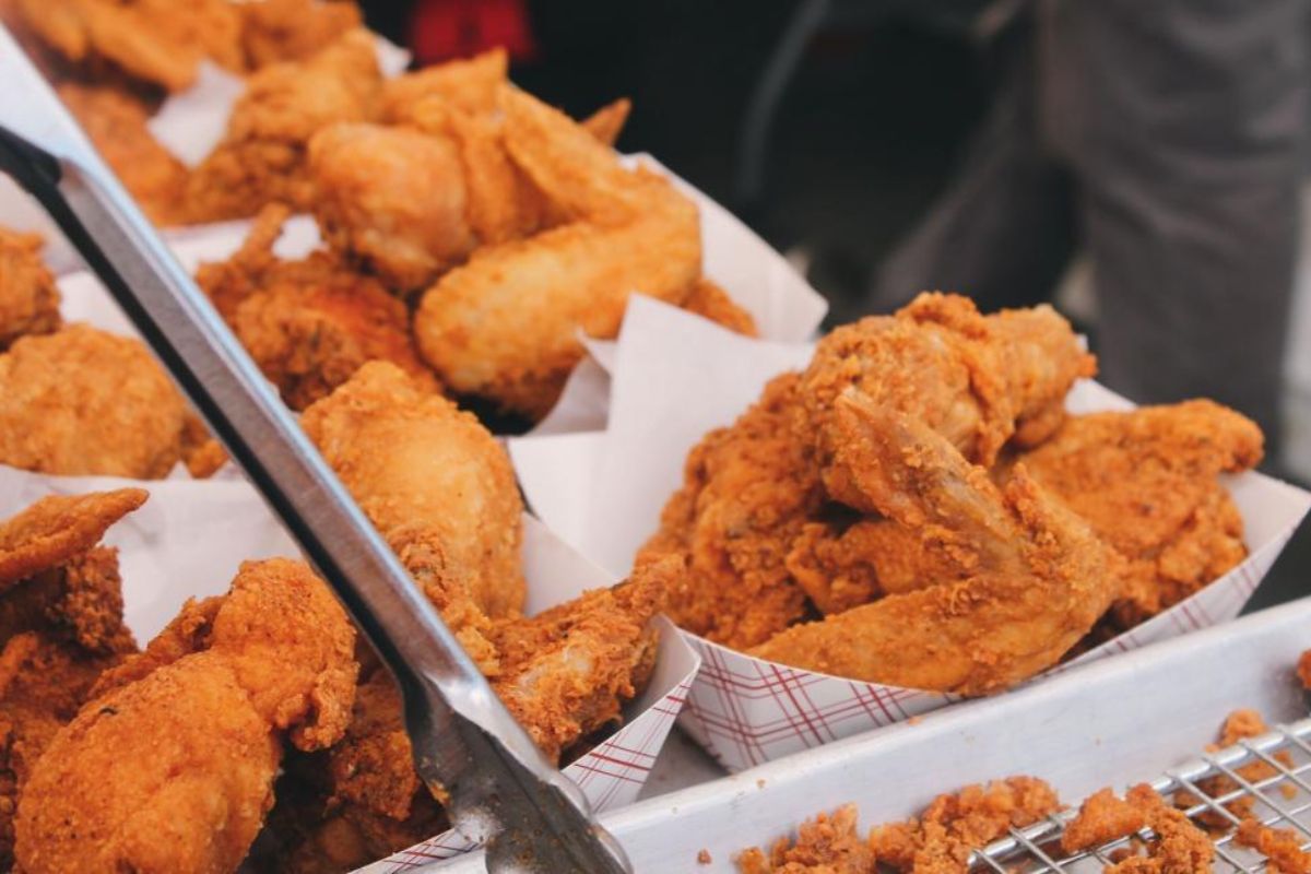 Pollo frito sazonado. Foto de Pexels.