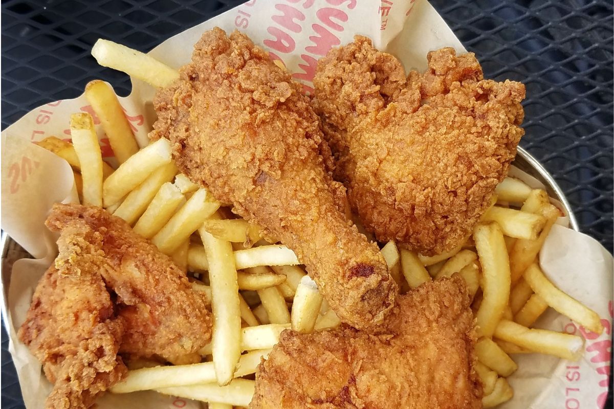 Pollo empanizado acompañado de papas fritas. Foto de Flickr.