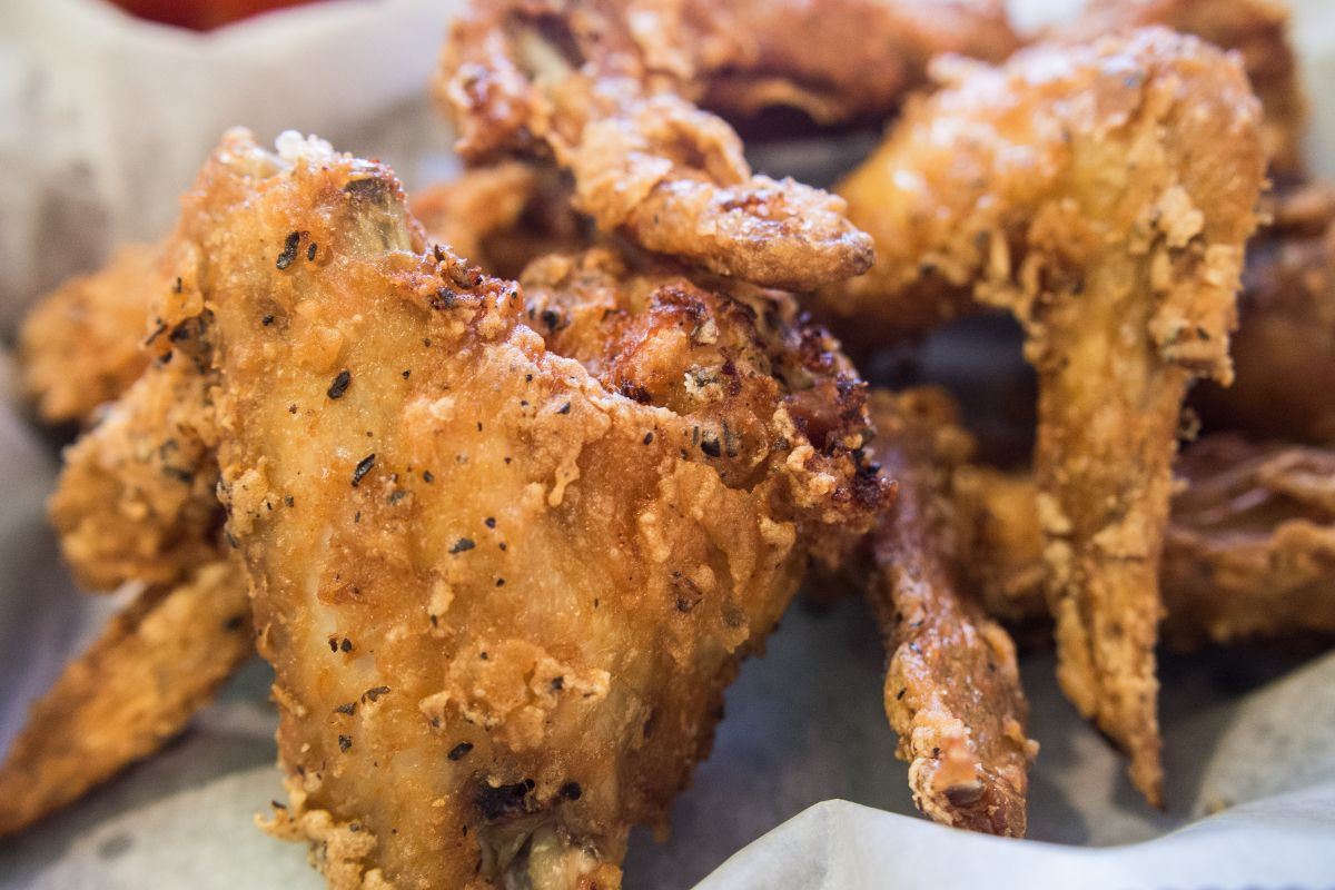 Pollo frito sazonado. Foto de Pexels.