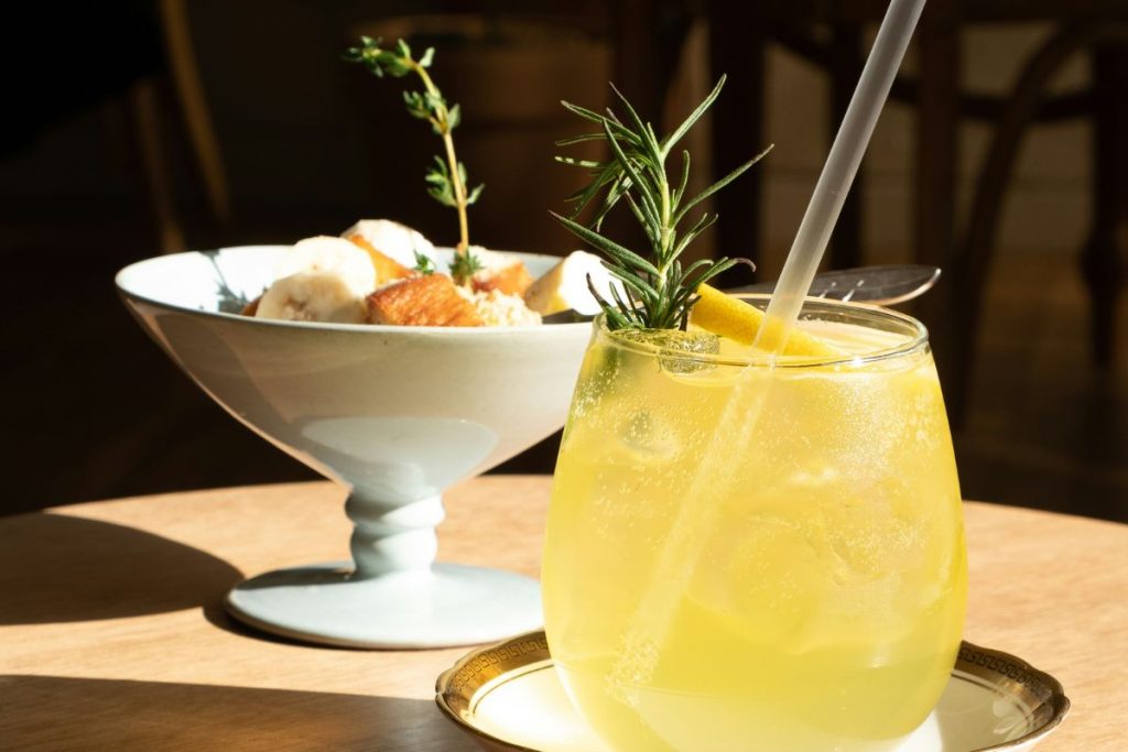 Preparar limonada en casa es una opción perfecta para mantener al cuerpo hidratado.