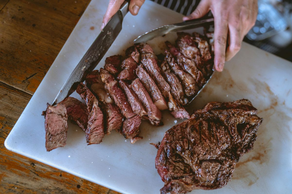 Carne de res para compartir al centro. Foto de Pexels.