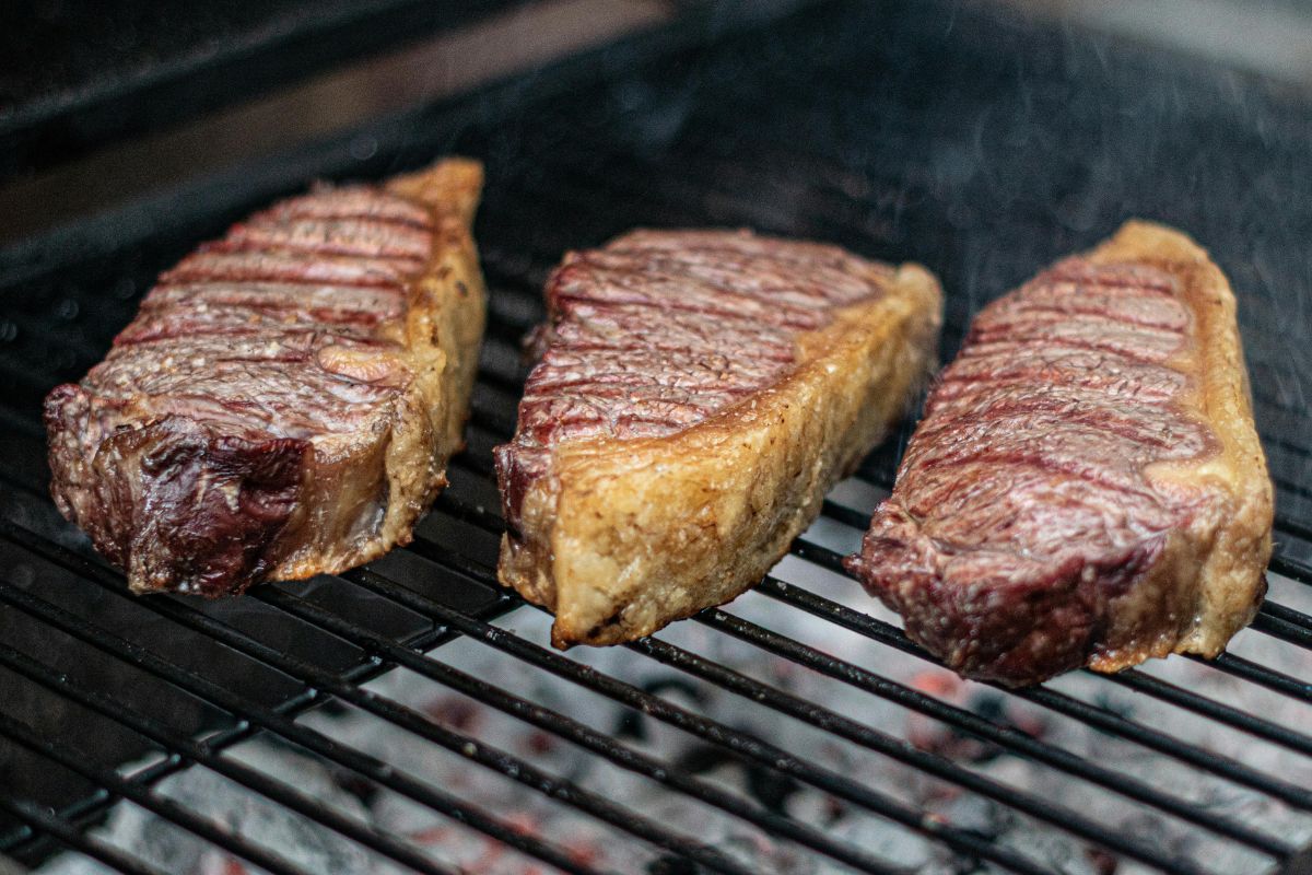Corte de carne cocinado al carbón. Foto de Pexels.