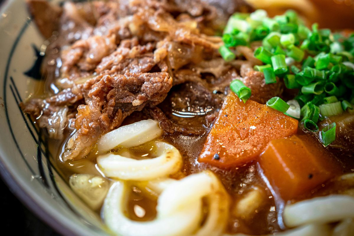 Udon con carne de res y verduras. Foto de Pexels.