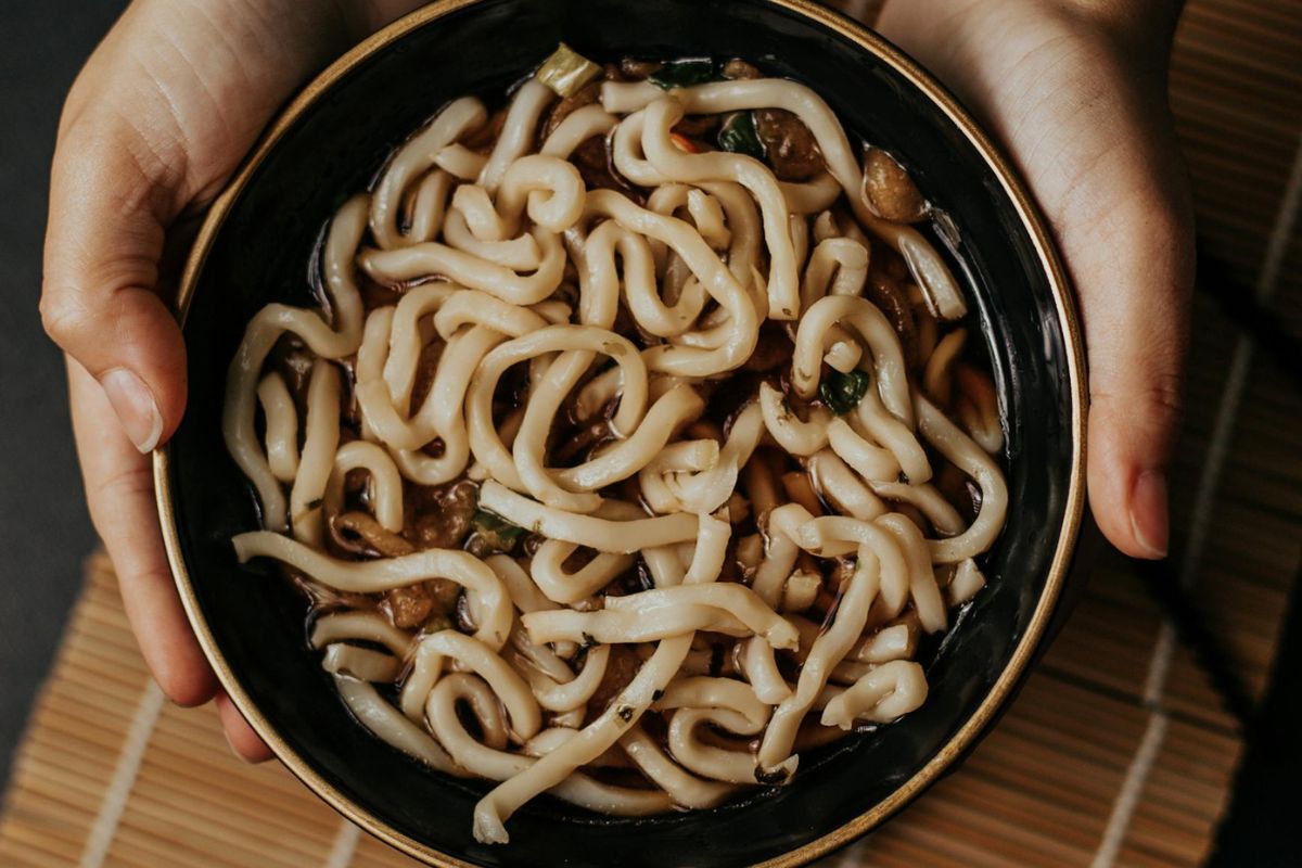 Fideos gruesos cocidos en fondo de res. Foto de Pexels.