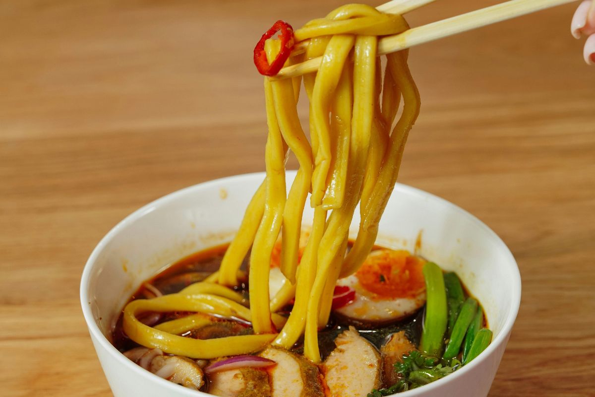 Udon con vegetales y huevo cocido. Foto de Pexels.