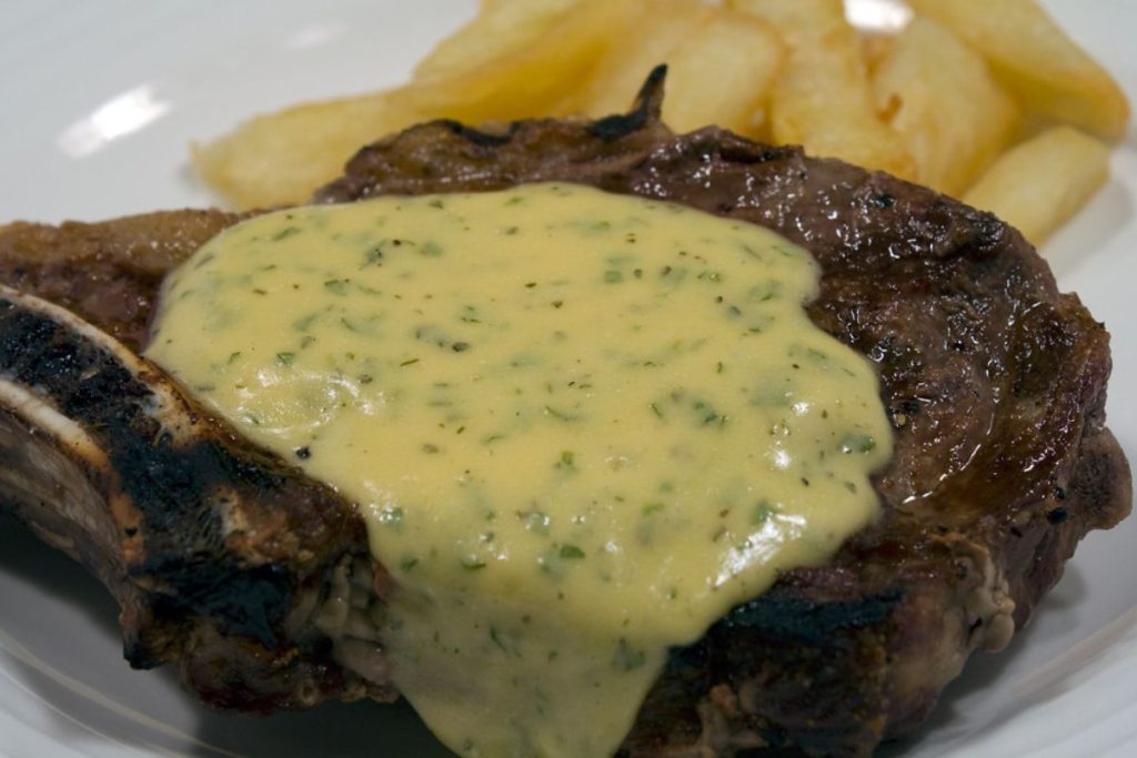La salsa bearnesa es una de las salsas francesas más importantes a nivel mundial.