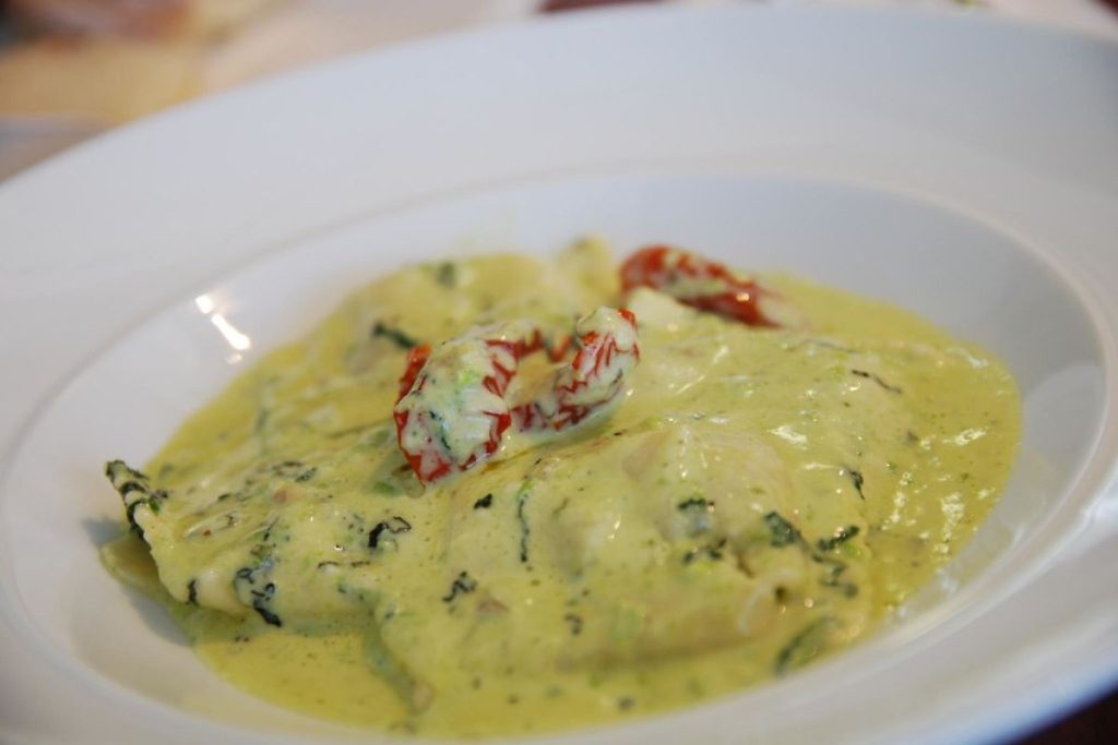 La salsa bearnesa es una de las salsas francesas más importantes a nivel mundial.
