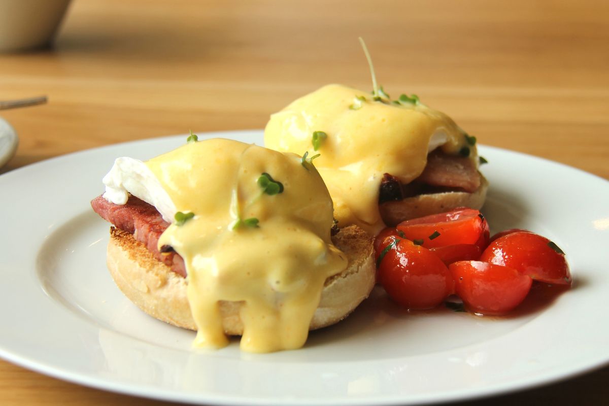 Huevos benedictinos clásicos. Foto de Pexels.