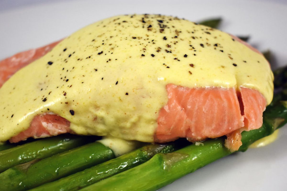 Salmón con salsa holandesa. Foto de Flickr.