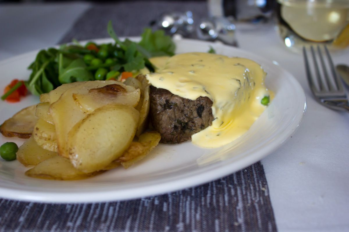 Corte de carne servido con salsa cremosa. Foto de Flickr.