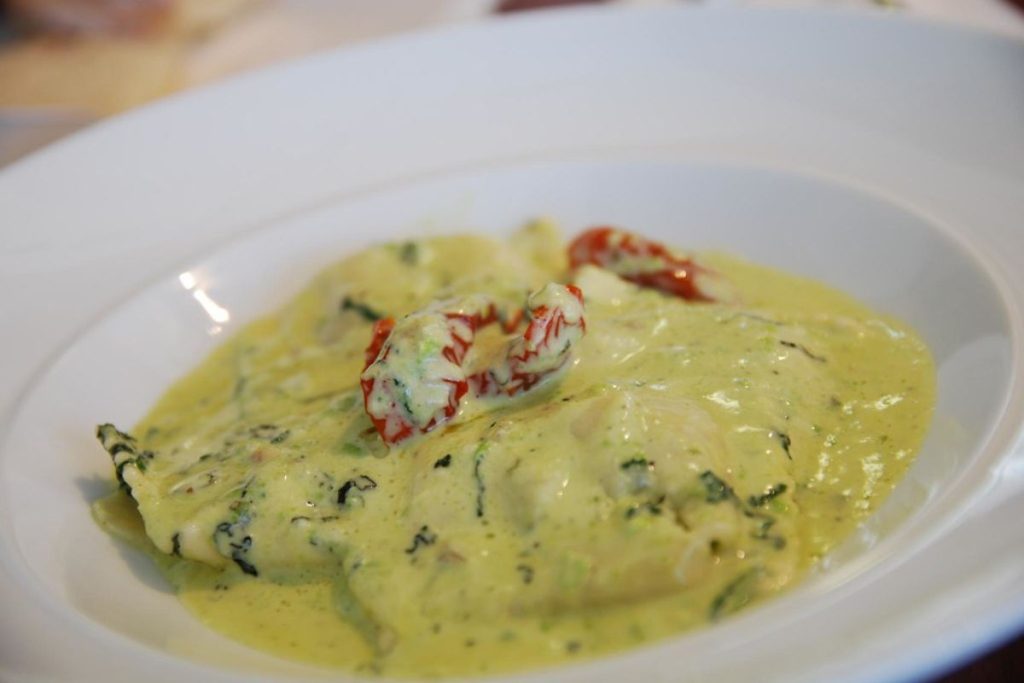 La salsa Bearnesa y la salsa holandesa requieren de una técnica de emulsión perfecta.