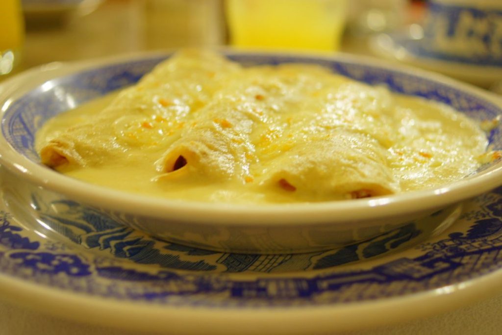 La salsa clásica de las enchiladas suizas exige un elemento lácteo.