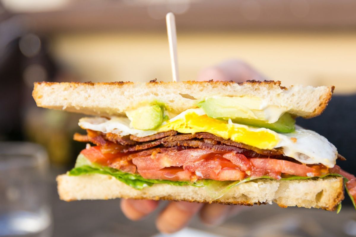 Sándwich recién hecho. Foto de Pexels.
