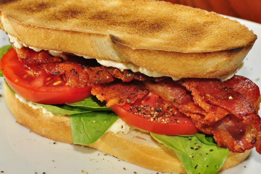 El sándwich BLT es favorito ya que solo requiere 3 ingredientes.