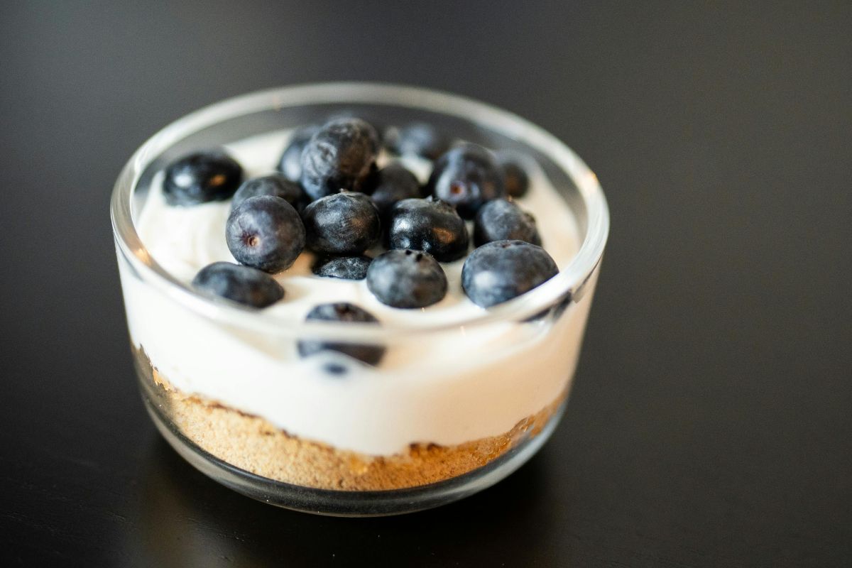 Postre fresco con galletas y arándanos. Foto de Pexels.