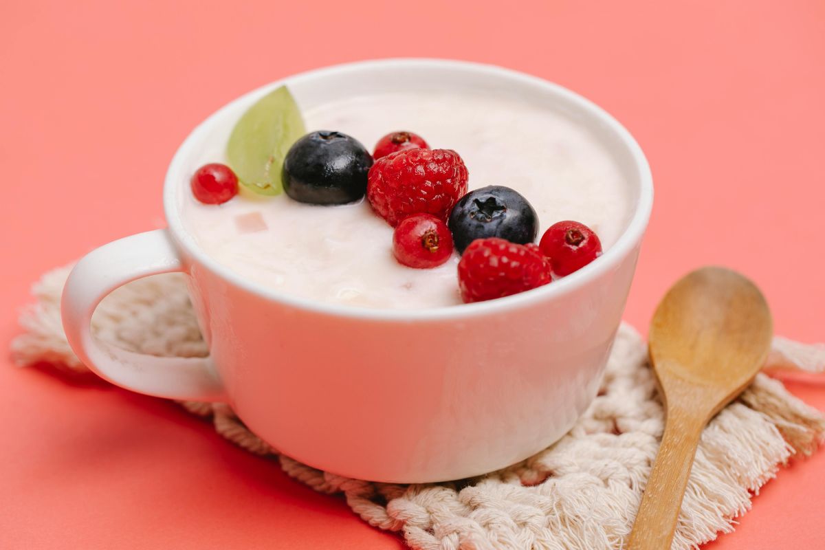 Postre con skyr y frutos rojos. Foto de Pexels.
