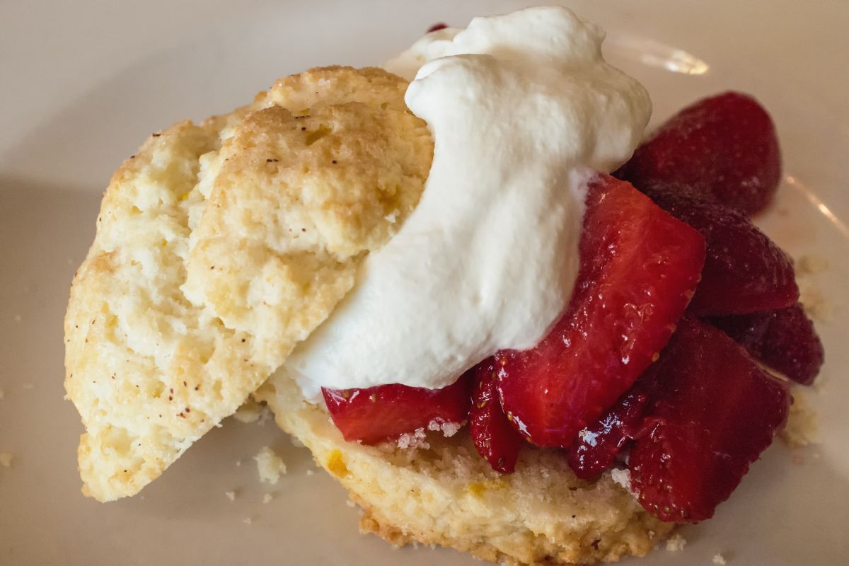 Postre con fresas, skyr y pan dulce. Foto de Pexels.