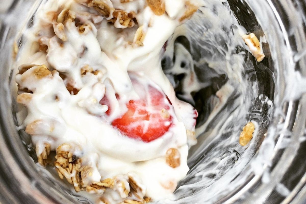 Bowl de yogurt con fruta y granola. Foto de Pexels.