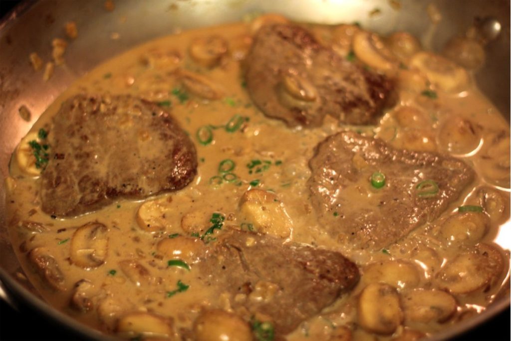El steak Diane es una receta estadounidense donde el filet mignon es el protagonista.