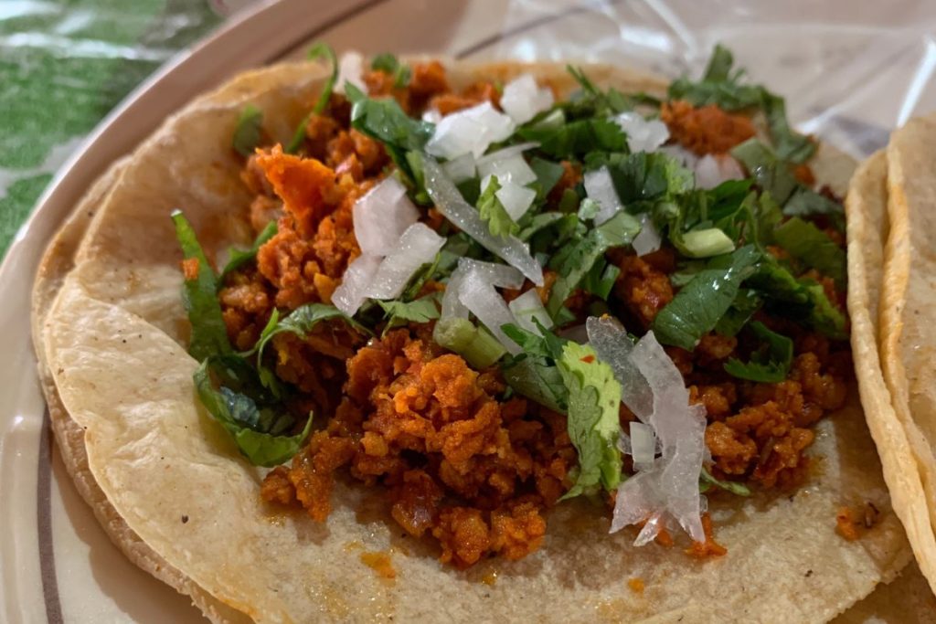 El taco de longaniza es un clásico dentro de la gastronomía nocturna en la CDMX.