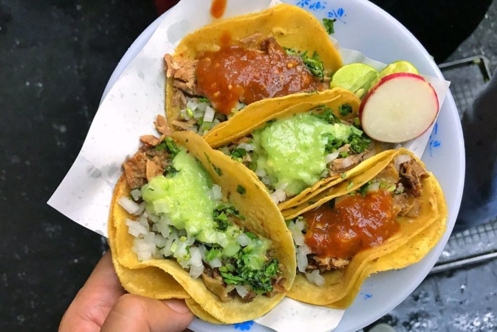 El taco de longaniza es un clásico dentro de la gastronomía nocturna en la CDMX.