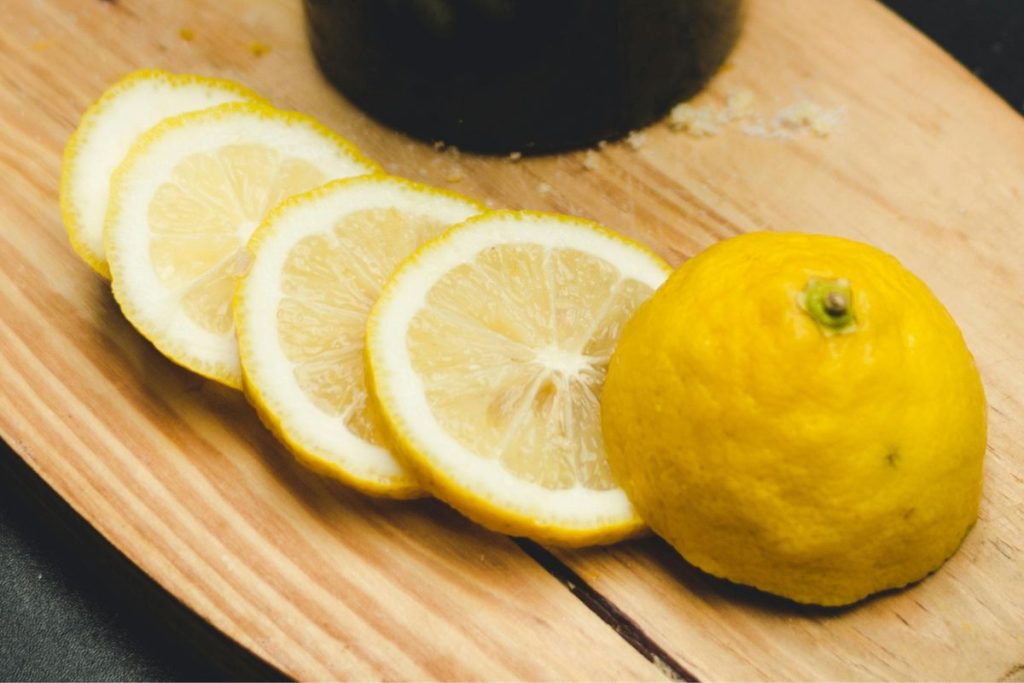 El yuzu es un fruto asiático apreciado por su versatilidad.