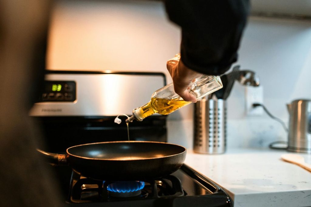 El aceite de cocina se debe desechar correctamente para no afectar al medio ambiente.