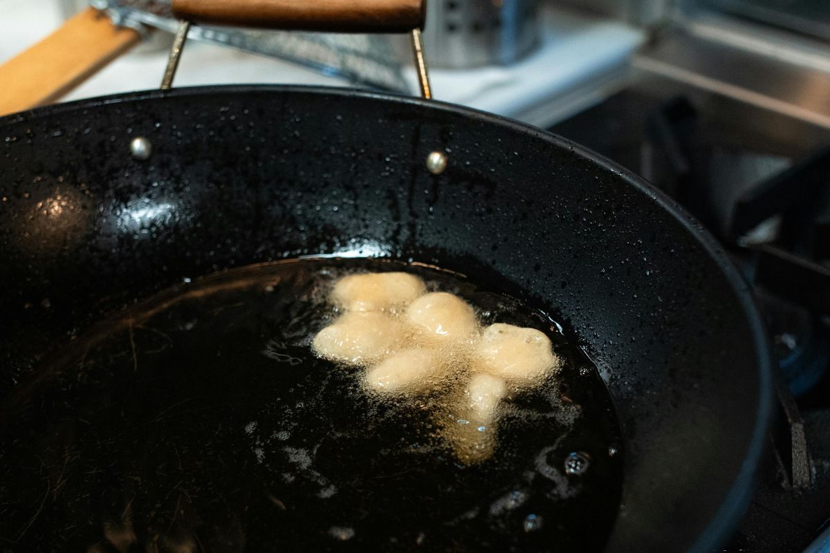 ¿Cuál es la forma adecuada para desechar el aceite de cocina?