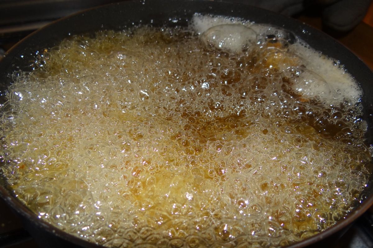 Aceite caliente para freír. Foto de Pexels.