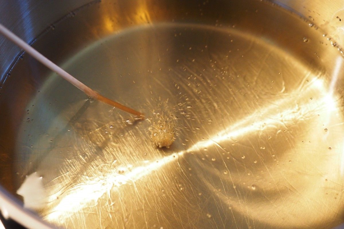 Persona revisando temperatura del aceite. Foto de Pexels.
