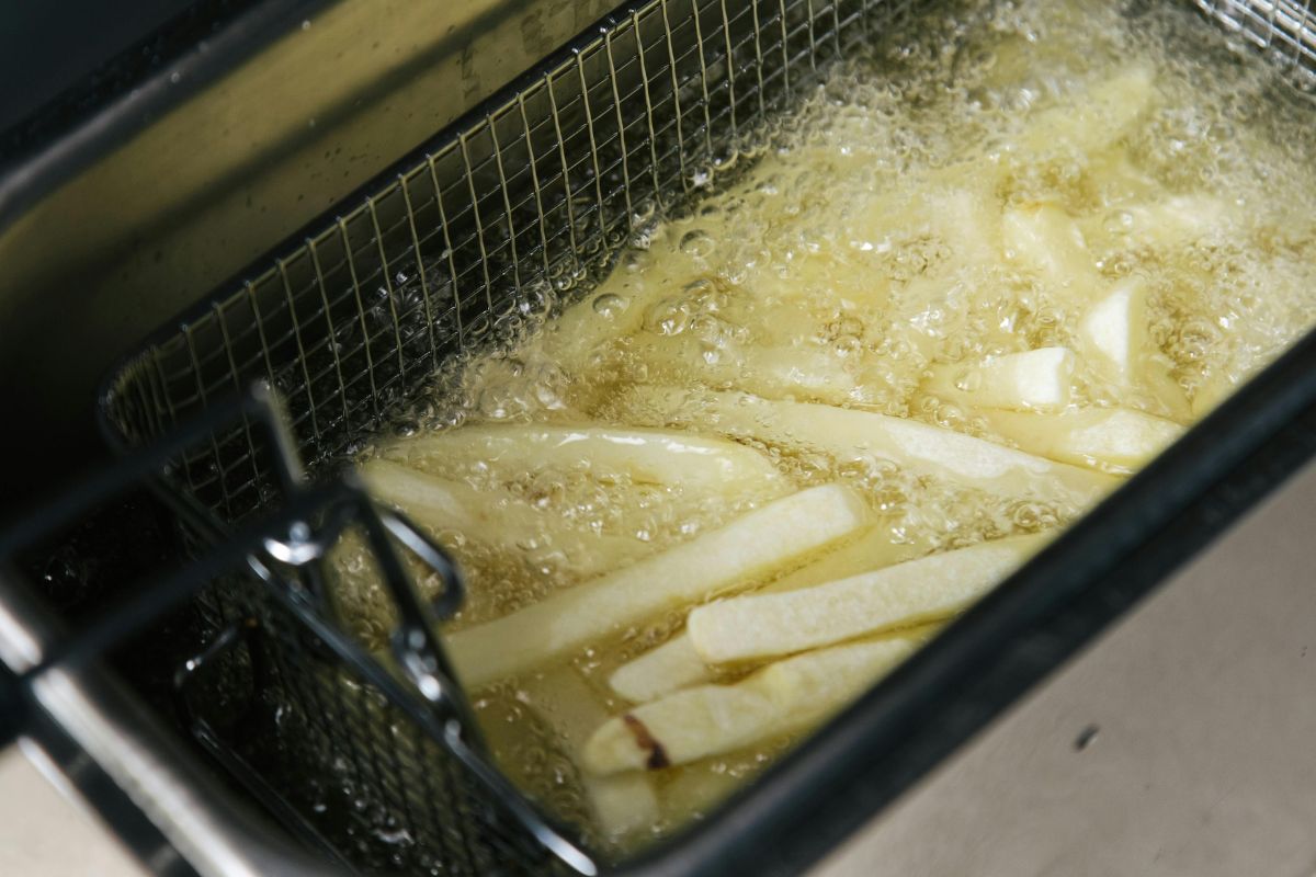 Proceso de fritura de las papas a la francesa. Foto de Pexels.