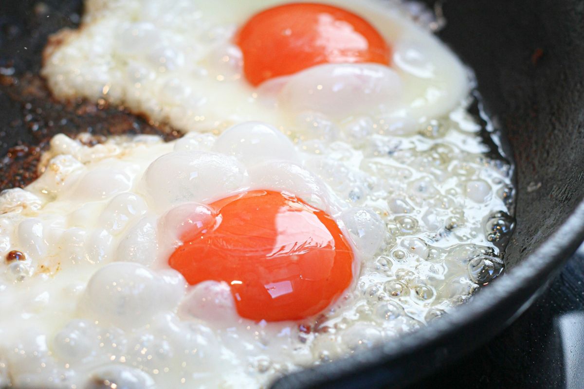 Huevos fritos para desayunar. Foto de Pexels.
