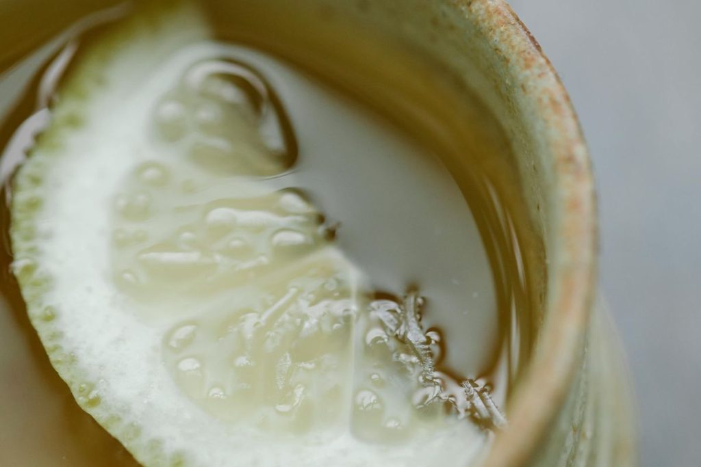 El agua caliente con limón es una bebida en tendencia para iniciar el día.