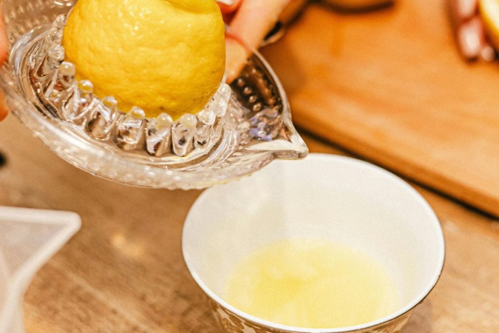 Agua caliente con limón: ¿realmente es efectivo tomar esta preparación en ayunas?
