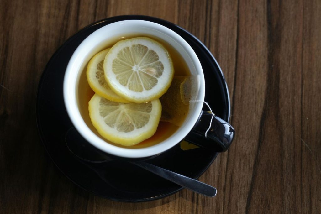 El agua caliente con limón es una bebida en tendencia para iniciar el día.