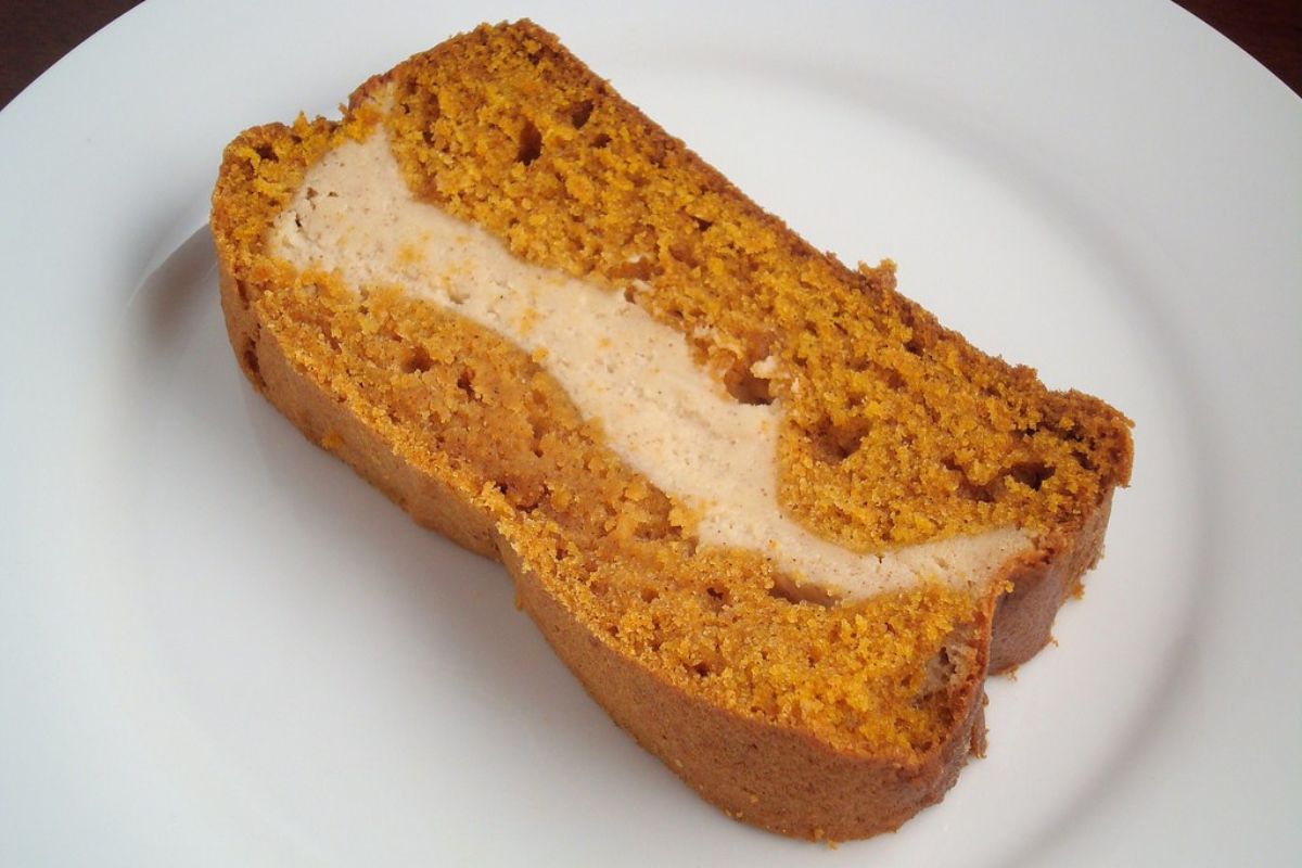Panqué de calabaza con betún de queso crema y canela. Foto de Flickr.
