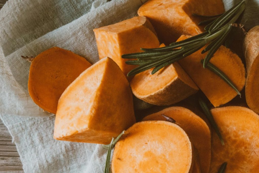 El camote achicalado es un postre tradicional de otoño en México.