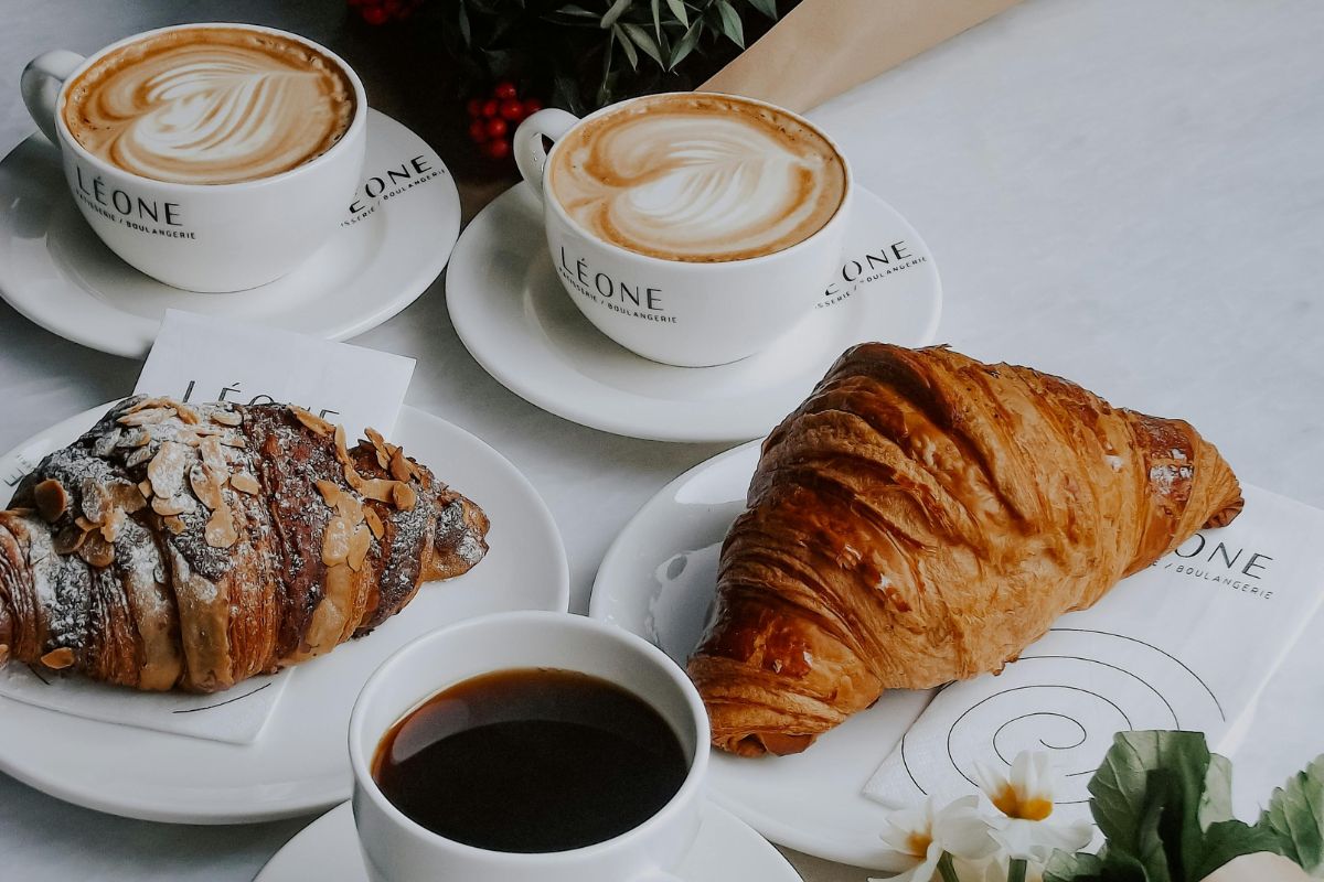 Café acompañado con pan recién horneado. Foto de Pexels.