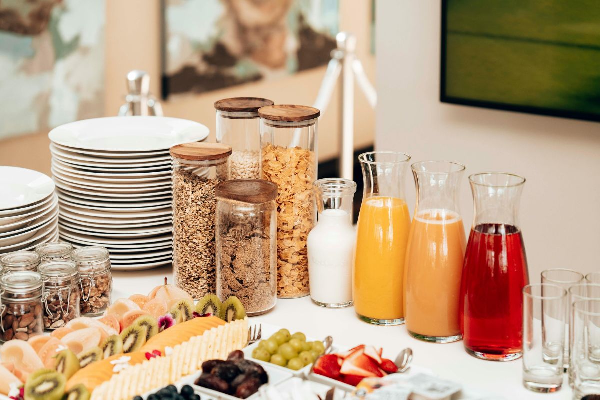 Oferta de desayuno en hotel. Foto de Pexels.