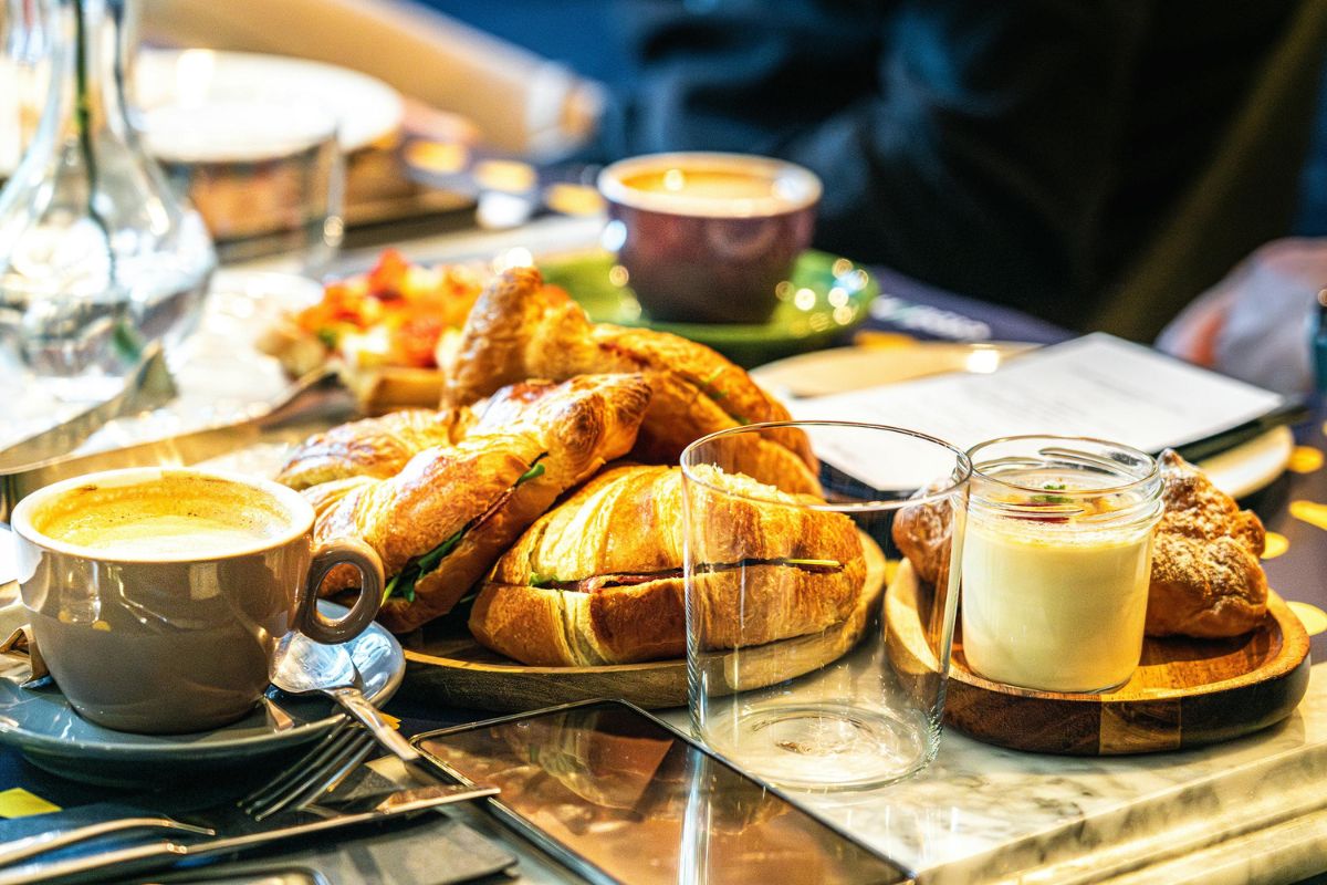 Croissants rellenos acompañados de café. Foto de Pexels.