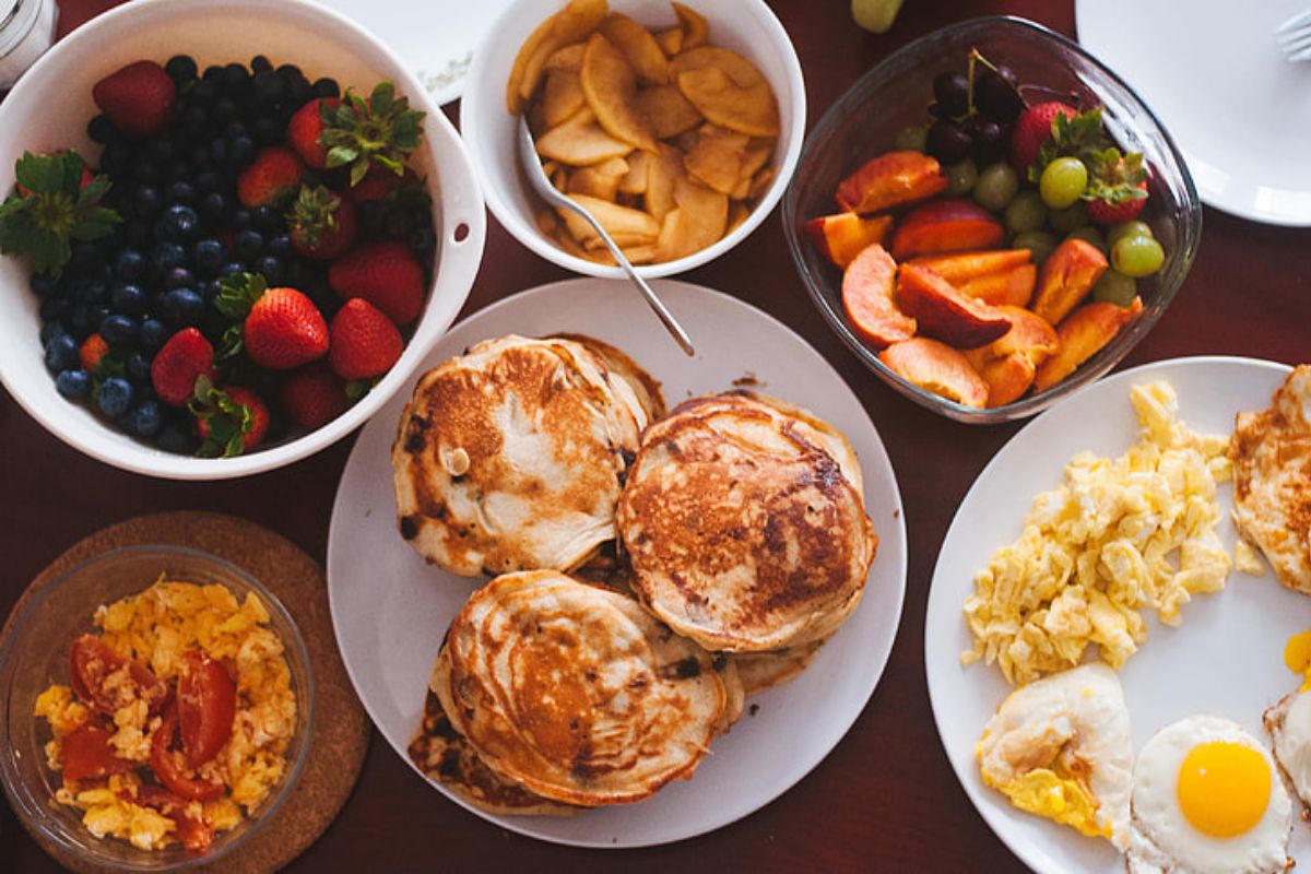 Variedad platillos para desayunar. Foto de Pexels.