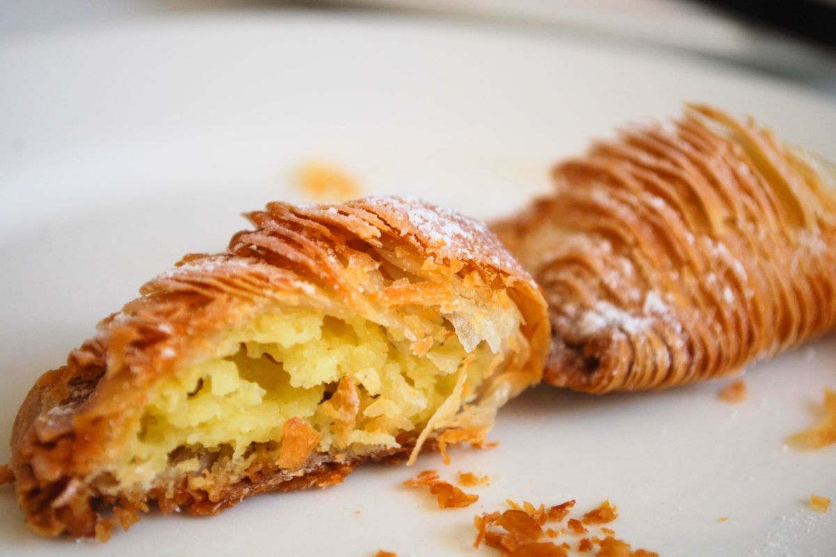 Pan hojaldrado relleno de crema dulce. Foto de Pexels.