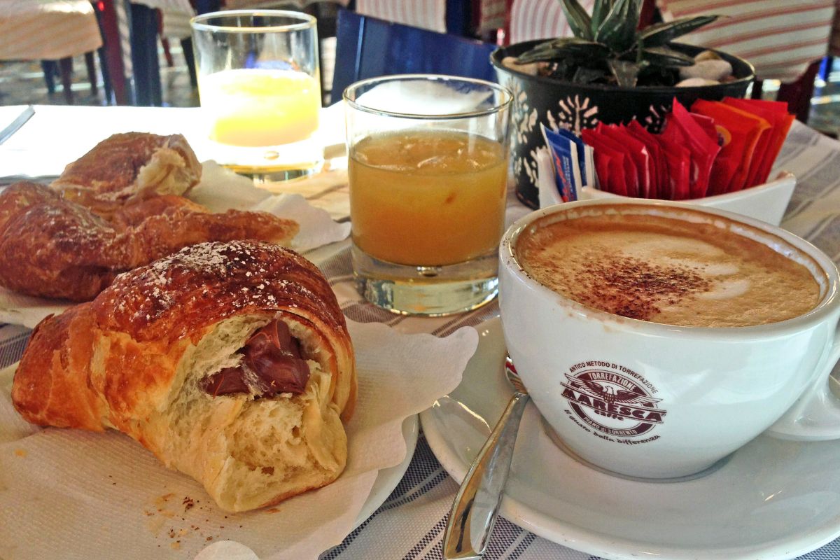 Pan dulce acompañado de café. Foto de Pexels.