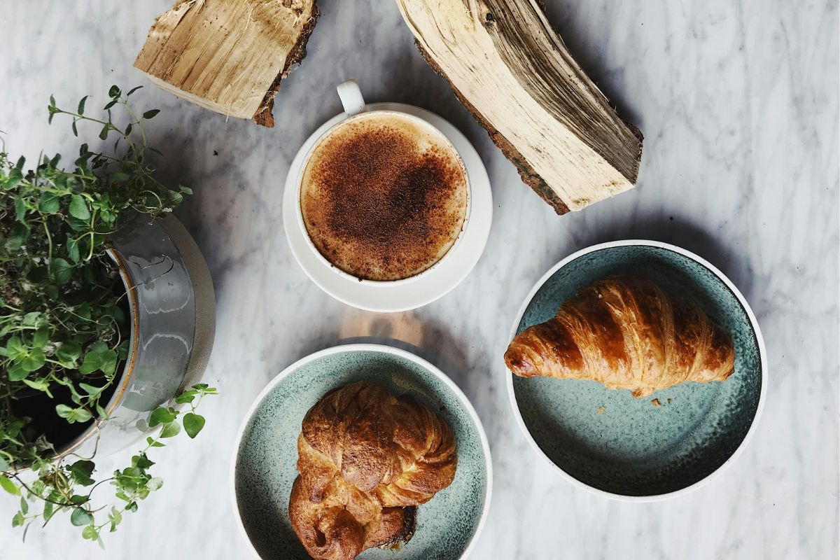 Pan dulce acompañado de café. Foto de Pexels.