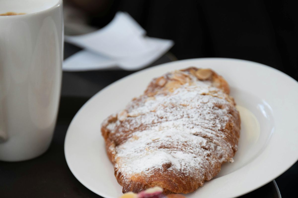 Pan dulce acompañado de café. Foto de Pexels.