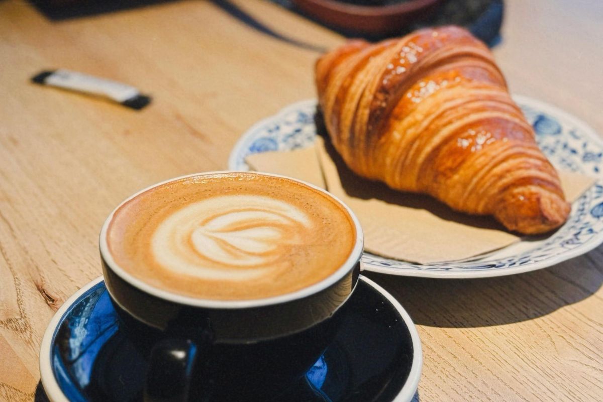 Pan dulce acompañado de café. Foto de Pexels.